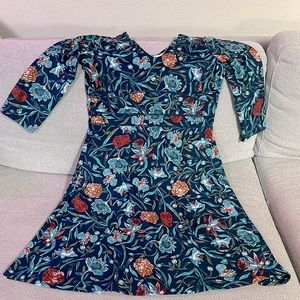 LIKE NEW Title Nine 3/4 sleeve dress. Double V neck. Hidden zip side pockets.